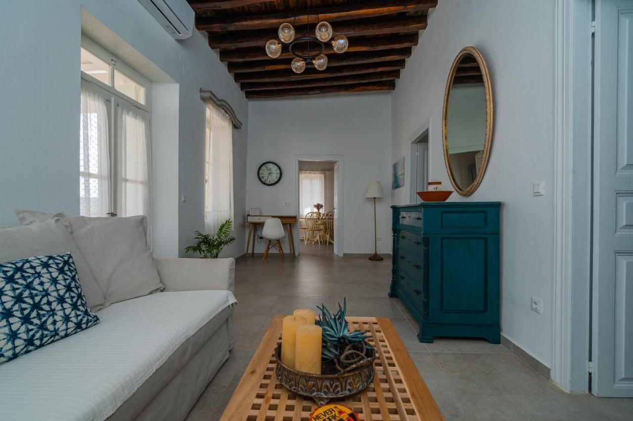 Komis Mansion Exámbela Zewnętrze zdjęcie