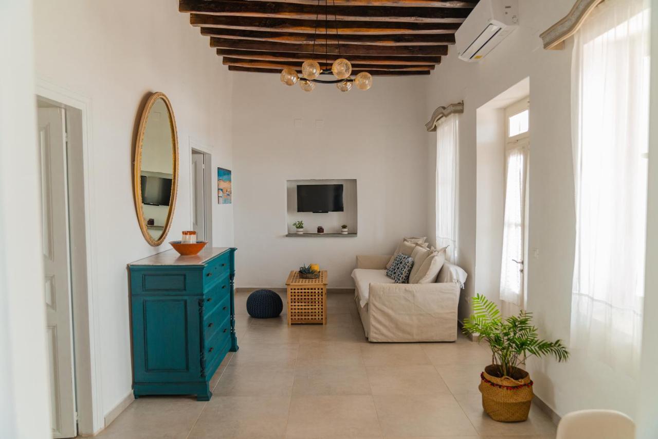 Komis Mansion Exámbela Zewnętrze zdjęcie