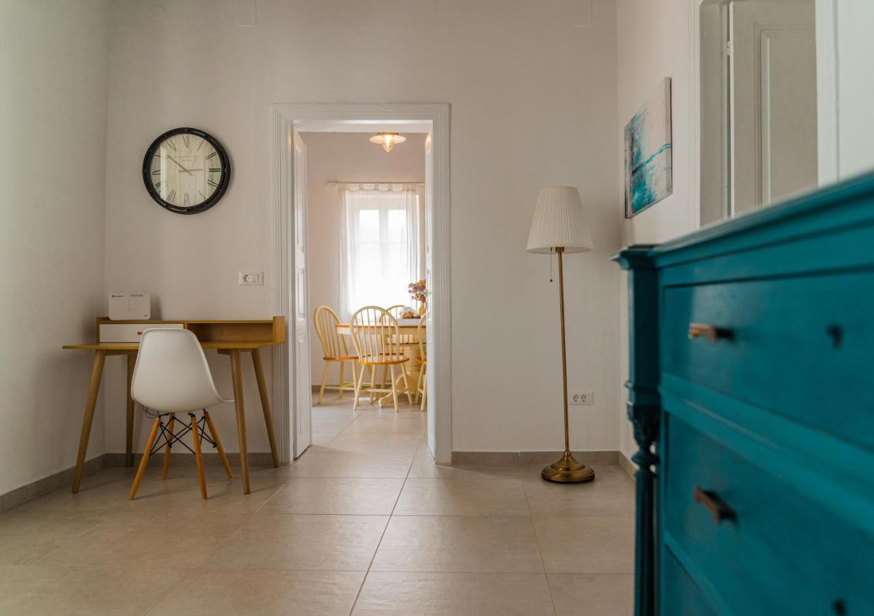 Komis Mansion Exámbela Zewnętrze zdjęcie