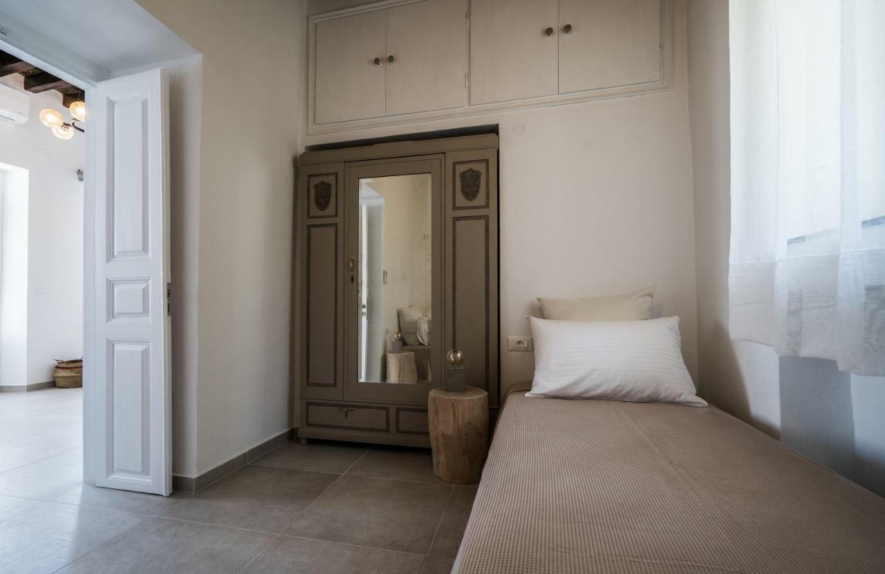 Komis Mansion Exámbela Zewnętrze zdjęcie