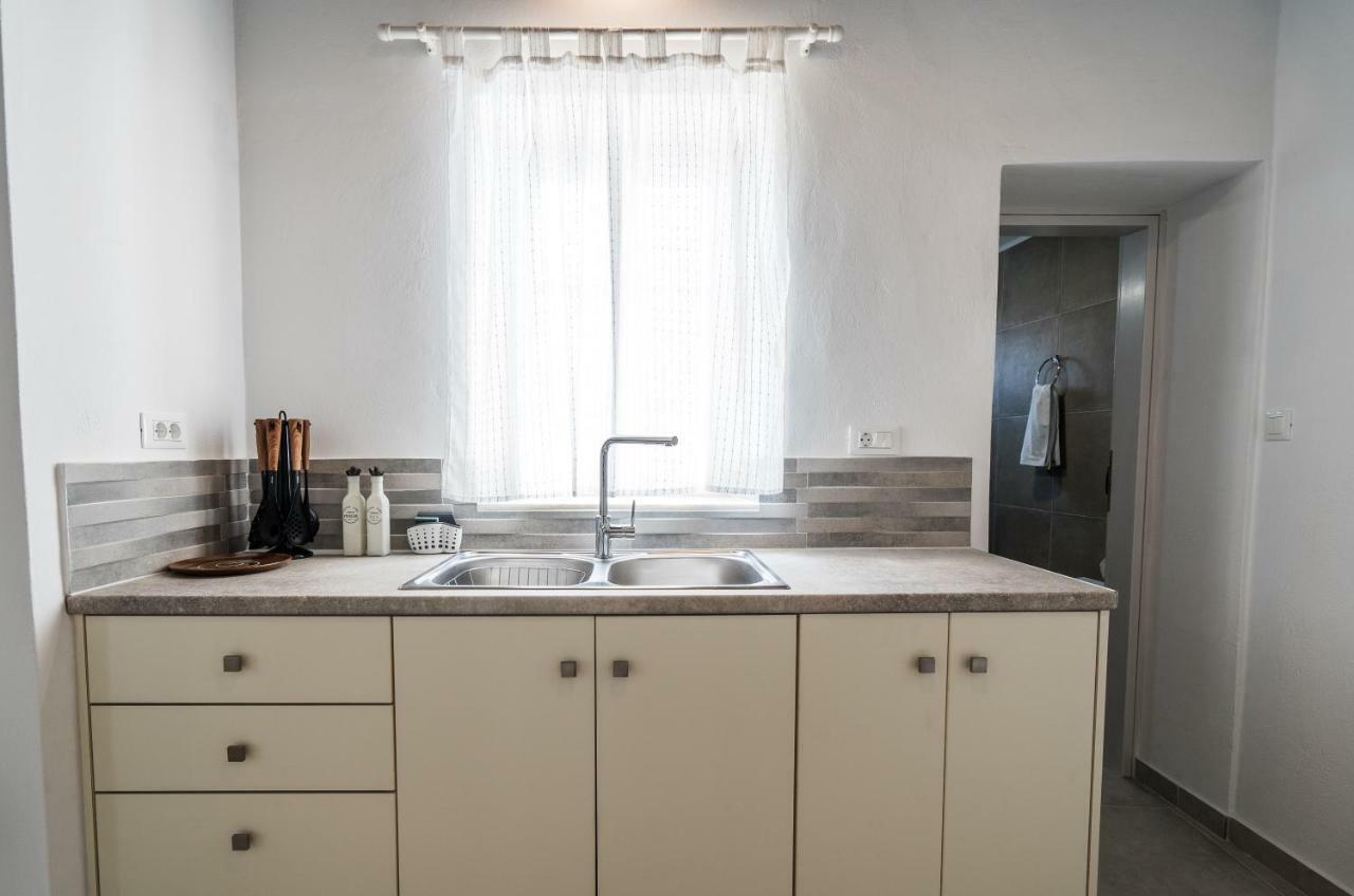 Komis Mansion Exámbela Zewnętrze zdjęcie